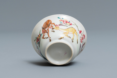 Une tasse et soucoupe en porcelaine de Chine famille rose &agrave; d&eacute;cor de cerfs, Yongzheng