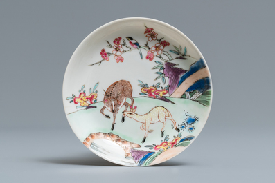 Une tasse et soucoupe en porcelaine de Chine famille rose &agrave; d&eacute;cor de cerfs, Yongzheng