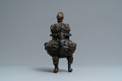 Een Chinese bronzen wierookbrander met deksel, Xuande merk, 19/20e eeuw