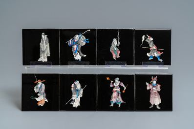 106 carreaux en fa&iuml;ence de Delft polychrome &agrave; fond noir &agrave; d&eacute;cor de personnages chinois, Makkum, 1985