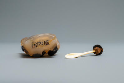 A Chinese carved agate snuff bottle in the shape of a boy, 19/20th C.