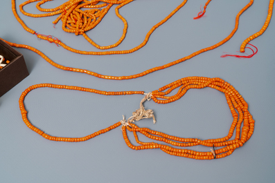 A collection of Chinese necklaces with red coral beads and loose beads, 19/20th C.