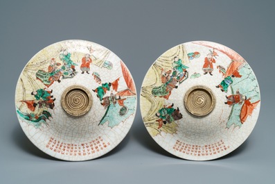 Een paar Chinese famille rose potten en een paar famille verte craquel&eacute; kommen, 19/20e eeuw