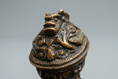 Een Chinese bronzen wierookbrander met deksel, Xuande merk, 19/20e eeuw