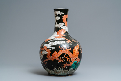 A large Chinese famille verte black-ground tianqiu ping vase with dragons, 19th C.