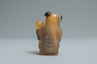 Une tabati&egrave;re en forme de gar&ccedil;on en agate sculpt&eacute;, Chine, 19/20&egrave;me