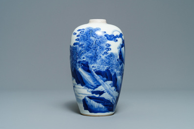 Un vase en porcelaine de Chine en bleu et blanc &agrave; d&eacute;cor de cerfs et grues, Kangxi