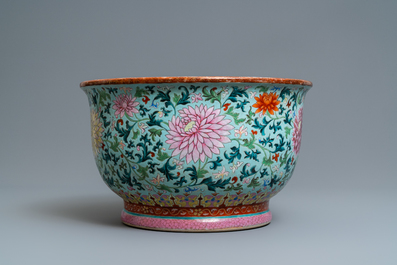 Une jardini&egrave;re exceptionelle en porcelaine de Chine famille rose &agrave; fond turquoise, Qianlong