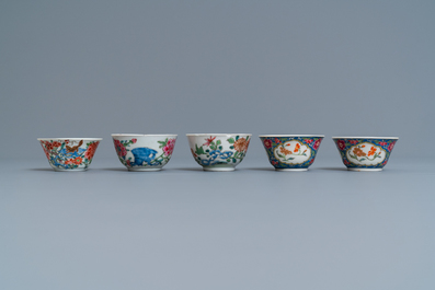 Douze tasses et soucoupes en porcelaine de Chine famille rose, Yongzheng/Qianlong