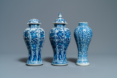 Zes Chinese blauw-witte vazen, Kangxi