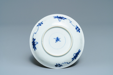 Zes Chinese blauw-witte (deksel-)koppen en schotels, Kangxi