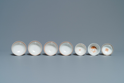 Quatorze tasses et neuf soucoupes en porcelaine de Chine en rouge de fer et dor&eacute;, Kangxi/Qianlong