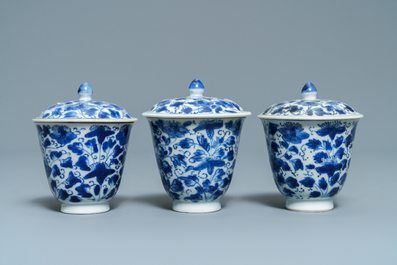 Zes Chinese blauw-witte (deksel-)koppen en schotels, Kangxi