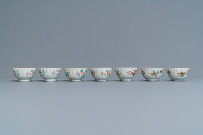 Douze tasses et soucoupes en porcelaine de Chine famille rose, Yongzheng/Qianlong