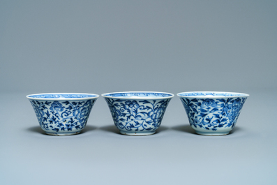 Zes Chinese blauw-witte (deksel-)koppen en schotels, Kangxi