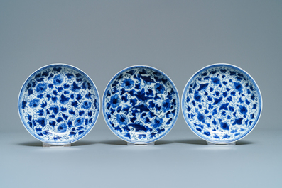 Six tasses (couvertes) et soucoupes en porcelaine de Chine en bleu et blanc, Kangx