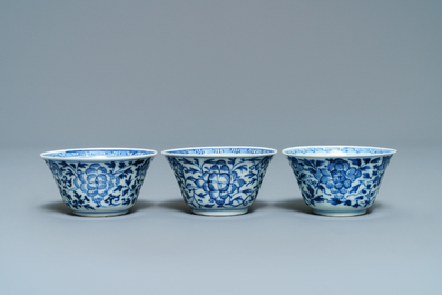 Zes Chinese blauw-witte (deksel-)koppen en schotels, Kangxi