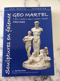 Een polychrome aardewerken groep met twee Bacchusfiguren in Brusselse stijl, Geo Martel, D&egrave;svres, begin 20e eeuw