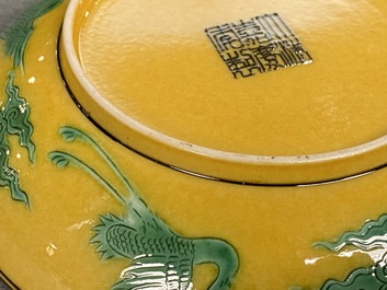 Une coupe en porcelaine de Chine &agrave; d&eacute;cor de dragons sur fond jaune, marque de Jiaqing, 19/20&egrave;me