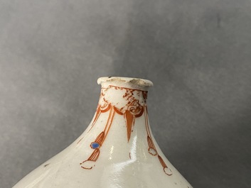 Un vase en porcelaine de Japon surd&eacute;cor&eacute; aux Pays-Bas dans le style Kakiemon, Edo, 17/18&egrave;me