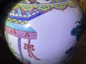 Une paire de vases en porcelaine de Chine famille rose &agrave; d&eacute;cor de figures dans un jardin, Yongzheng