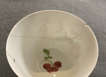 Trois tasses et soucoupes en porcelaine de Chine famille rose, Yongzheng
