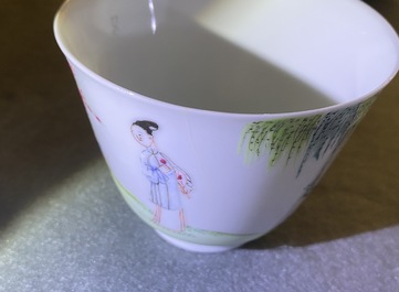 Trois tasses et soucoupes en porcelaine de Chine famille rose, Yongzheng