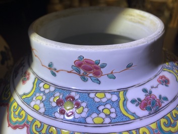 Une paire de vases en porcelaine de Chine famille rose &agrave; d&eacute;cor de figures dans un jardin, Yongzheng