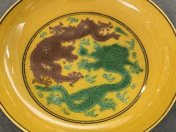 Une coupe en porcelaine de Chine &agrave; d&eacute;cor de dragons sur fond jaune, marque de Jiaqing, 19/20&egrave;me