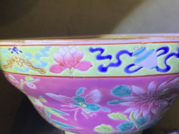 Une paire de bols en porcelaine de Chine famille rose pour le march&eacute; Straits ou Peranakan, 19&egrave;me