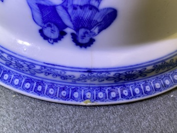 Een Chinese blauw-witte kom met een ongewoon decor met slaven, Qianlong