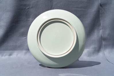 Un plat en porcelaine de Chine c&eacute;ladon monochrome en forme de Chrysanthe, Jingdezhen, dat&eacute; 1954