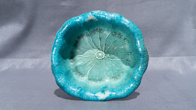 Un lave-pinceaux en porcelaine de Chine turquoise monochrome en forme de feuille de lotus, 18/19&egrave;me