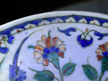 Un plat polychrome en c&eacute;ramique d'Iznik &agrave; d&eacute;cor floral, Turquie, fin du 16&egrave;me