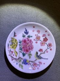 Cinq tasses et soucoupes en porcelaine de Chine famille rose, Yongzheng/Qianlong