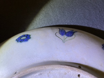 Un plat polychrome en c&eacute;ramique d'Iznik &agrave; d&eacute;cor floral, Turquie, fin du 16&egrave;me