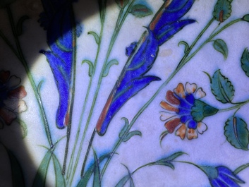 Un plat polychrome en c&eacute;ramique d'Iznik &agrave; d&eacute;cor floral, Turquie, fin du 16&egrave;me