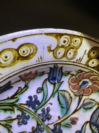 Een poIychrome Iznik schotel met floraal decor, Turkije, ca. 1600