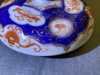 Een Delfts dor&eacute; Imari-stijl chinoiserie dekselvaas, 1e kwart 18e eeuw