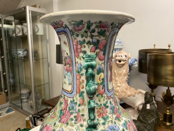 Deux vases en porcelaine de Chine famille rose, 19&egrave;me