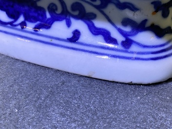 Een fraaie Chinese blauw-witte 'Bajixiang' moon flask vaas, Qianlong merk, 19e eeuw