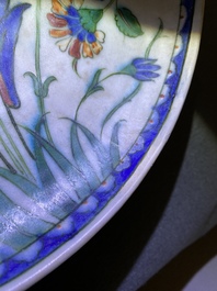 Un plat polychrome en c&eacute;ramique d'Iznik &agrave; d&eacute;cor floral, Turquie, fin du 16&egrave;me