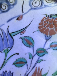 Un plat polychrome en c&eacute;ramique d'Iznik &agrave; d&eacute;cor floral, Turquie, fin du 16&egrave;me