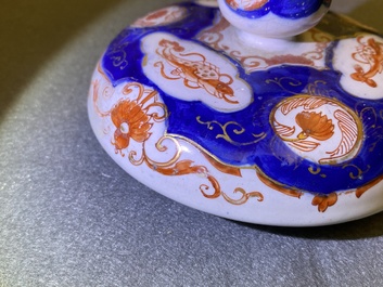 Un vase couvert en fa&iuml;ence de Delft dor&eacute; de style Imari &agrave; d&eacute;cor de chinoiserie, 1er quart du 18&egrave;me