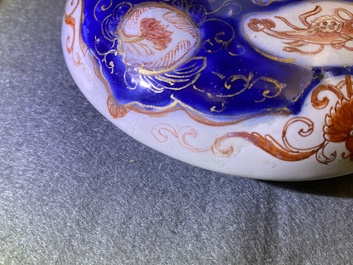 Een Delfts dor&eacute; Imari-stijl chinoiserie dekselvaas, 1e kwart 18e eeuw