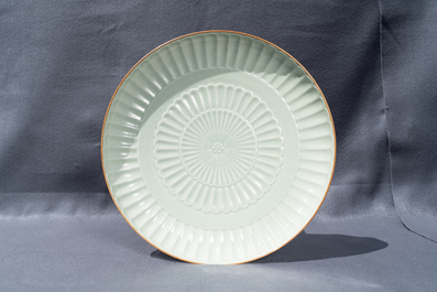 Un plat en porcelaine de Chine c&eacute;ladon monochrome en forme de Chrysanthe, Jingdezhen, dat&eacute; 1954