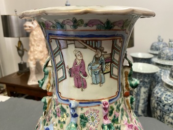 Deux vases en porcelaine de Chine famille rose, 19&egrave;me