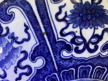 Een fraaie Chinese blauw-witte 'Bajixiang' moon flask vaas, Qianlong merk, 19e eeuw