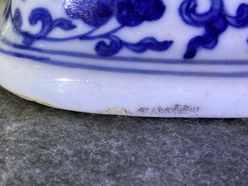 Un beau vase de forme 'moonflask' en porcelaine de Chine en bleu et blanc &agrave; d&eacute;cor 'Bajixiang', marque de Qianlong, 19&egrave;me