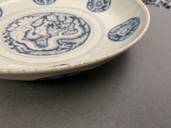Een Chinese blauw-witte schotel met een gevleugelde zeedraak, Jiajing merk, Ming